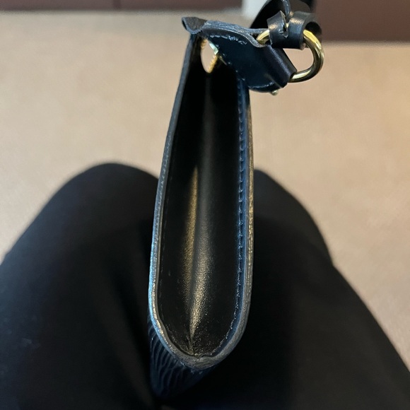 Louis Vuitton Epi Leather pouchette. Excellent condition! - Picture 5 of 6